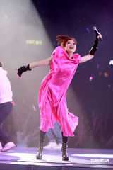 幻灯：郑秀文许志安相拥献唱 梁洛施李嘉欣捧场