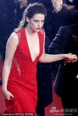 组图：暮光女火红深v裙走秀 胸前春光一览无余