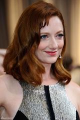 高清组图：奥斯卡红毯朱迪-格雷尔拼接裙曲线撩人