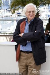 幻灯：《蒙彼利埃公主》记者会 导演轻吻女主演香肩