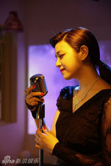 组图：陈妍希绑起马尾 与舅公外甥女齐聚新歌MV