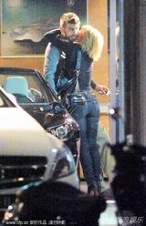 组图：夏奇拉生日皮克赠跑车 天后搂爱侣大送热吻