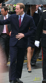 组图：威廉王子与准王妃共亮相 凯特秀迷人微笑