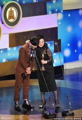 组图：张小燕师徒夺金钟奖最佳主持人奖