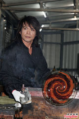 组图：伍佰挥汗做玻璃盘子 宣布不再跳舞