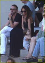 组图：贝嫂维多利亚携女观战儿子球赛