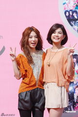 组图：SHE十周年纪念活动 Selina发短片盼早日归队