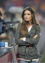 高清图:西班牙门神美艳女友助威 性感主播气质动人