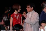 组图:成龙做慈善享艳福 与双冰热聊与女星贴面