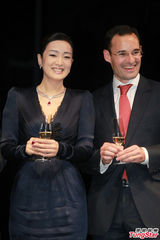 组图：巩俐黑色深V长裙亮相 身材性感气质优雅