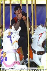 组图：贝克汉姆夫妇带子女游玩迪士尼 小七卖萌