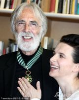 幻灯图集：导演汉内克获文化勋章 比诺什献拥抱