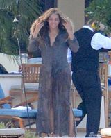 组图：碧昂斯携女庭院玩耍 举摄像机与狗仔互拍