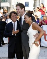 组图：《对的错误》首映 莎拉-坎宁着抹胸裙