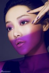 组图：邓家佳拍摄《精品》大片 狂澜当季彩色风暴