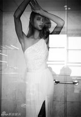 组图：罗茜-汉丁顿-惠特莉登《Vogue》封面