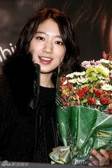 组图：韩星朴信惠举办粉丝签名会笑容满面十足亲和