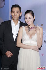 组图：熊黛林红裙亮相珠宝活动 大谈时尚品味