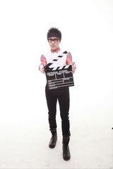 组图：刘心受邀拍摄杂志写真 变身干练导演