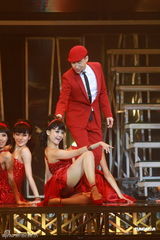 组图：张学友演唱会首场劲歌热舞 不服老摆一字马