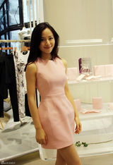 组图：江一燕粉嫩短裙亮相 出席活动浪漫迷人