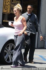 组图：布兰妮吊带T恤亮相 素颜出街步履匆匆