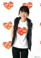 高清图：文根英金强宇携手为慈善 展现温暖笑容