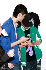 幻灯图集：阿Sa戴时尚礼帽 关心妍喝中药准备生子 