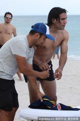 组图：球星法尔考海中爱抚娇妻 舔肚脐极度高调