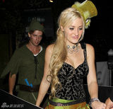 组图：希尔顿变装扑克女佣 阿诺长子扮亚里士多德