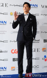 组图：众韩星亮相第17届釜山电影节蓝地毯