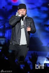 组图：朴宰范等参加HIPHOP音乐节引爆火热现场