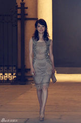 组图：陈数亮相米兰时装周 裸色流苏裙大气优雅