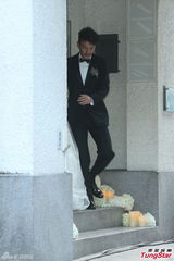 组图：张震大婚献吻娇妻 亲手为新娘提裙摆