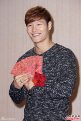 组图：金钟国穿中国传统服装 贴身抱女粉丝