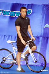 组图：张孝全不知杨佑宁恋情 骑单车险酿车祸