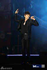 组图：2PMKARA等韩团亮相冲绳国际音乐节