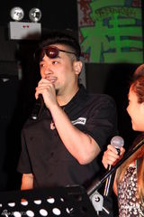 组图：恭硕良出碟感谢林忆莲 送给母亲作生日礼物