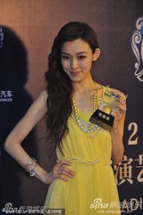 组图：范玮琪获歌唱女演员奖 亮相后台笑容甜美