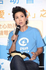 组图：郑伊健与蒙嘉慧无造人计划 助养柬埔寨小孩