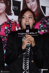 组图：韩女子团体T-ARA首度抵台 粉丝热情引恐慌