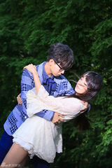 组图：胡夏拍《傻瓜探戈》MV 搂美女舞伴热舞