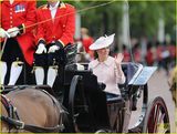 组图：女王携皇室亮相阅兵 凯特王妃大肚优雅