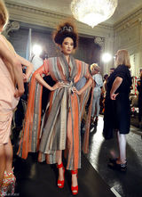 组图：吴佩慈巴黎走秀 西式嫦娥扮唐朝风情