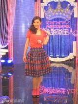 幻灯图：唐一菲引爆夏日裙装热情 绽放美丽俏佳人