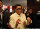 组图：成龙参加两会引尖叫骚乱不禁捂耳