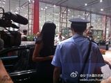 组图：歌手张咪被警方带走 微博曝光抓捕现场