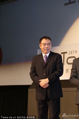 组图：东京电影节陈红现身台下 玩自拍显苍老