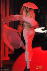 组图：Lady Gaga出席时装秀 脸上点痣造型依旧雷人