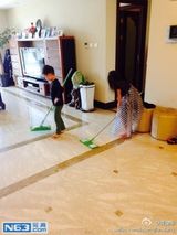 组图：黄健翔一双儿女拖地 儿子玩挖土机专注